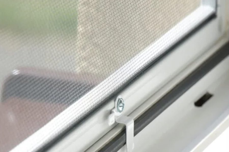 Geöffnetes Fenster mit Blick ins Grüne