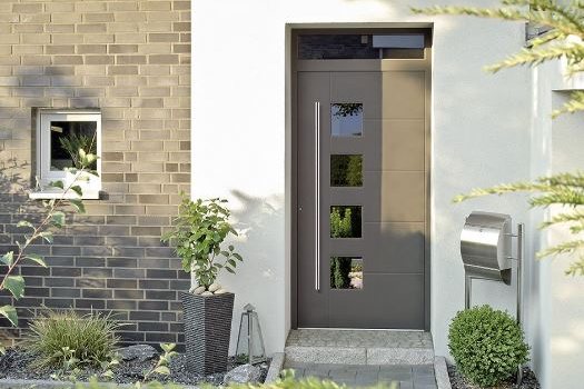 Neu eingebaute Haustür an einem Einfamilienhaus